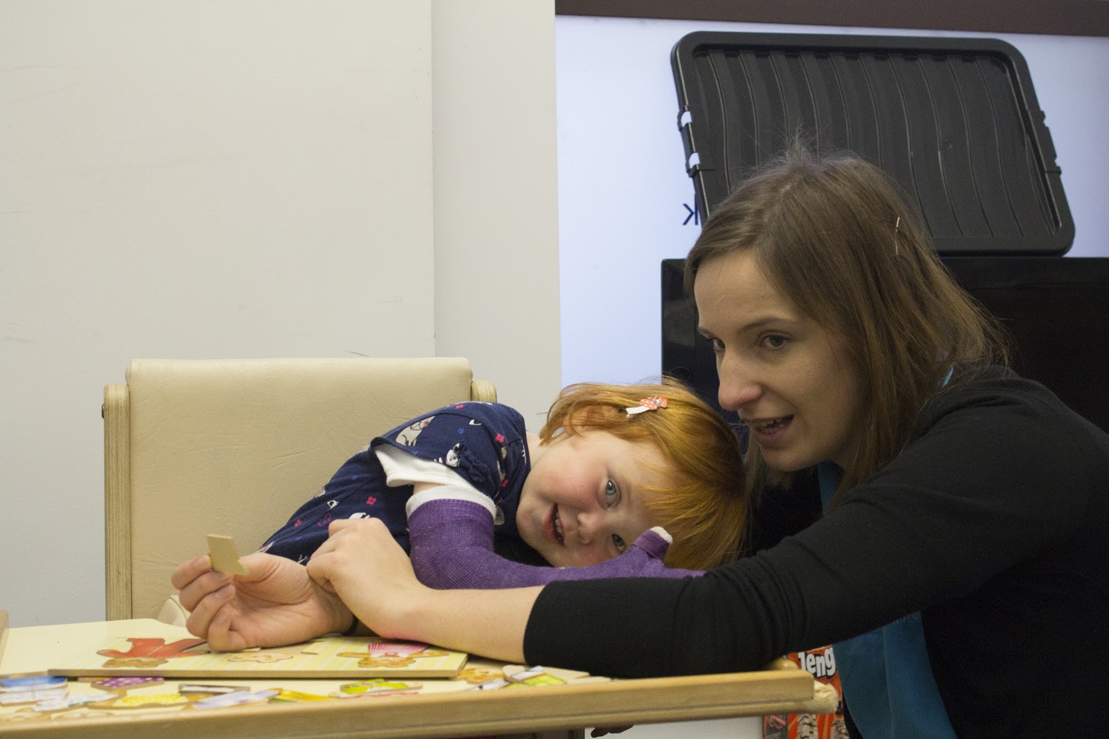 Kathryn playing with CIMT therapist with a jigsaw puzzle.